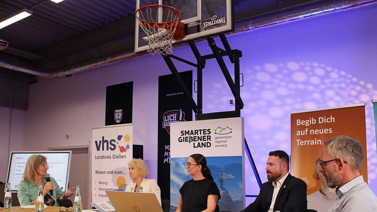 Prof. Dr. Caja Thimm (2. v. l.) bei der Podiumsdiskussion im Landkreis Gießen