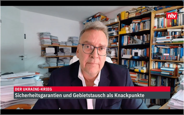 Dr. Frank Umbach im Gespräch mit n-tv am 17. August 2025.