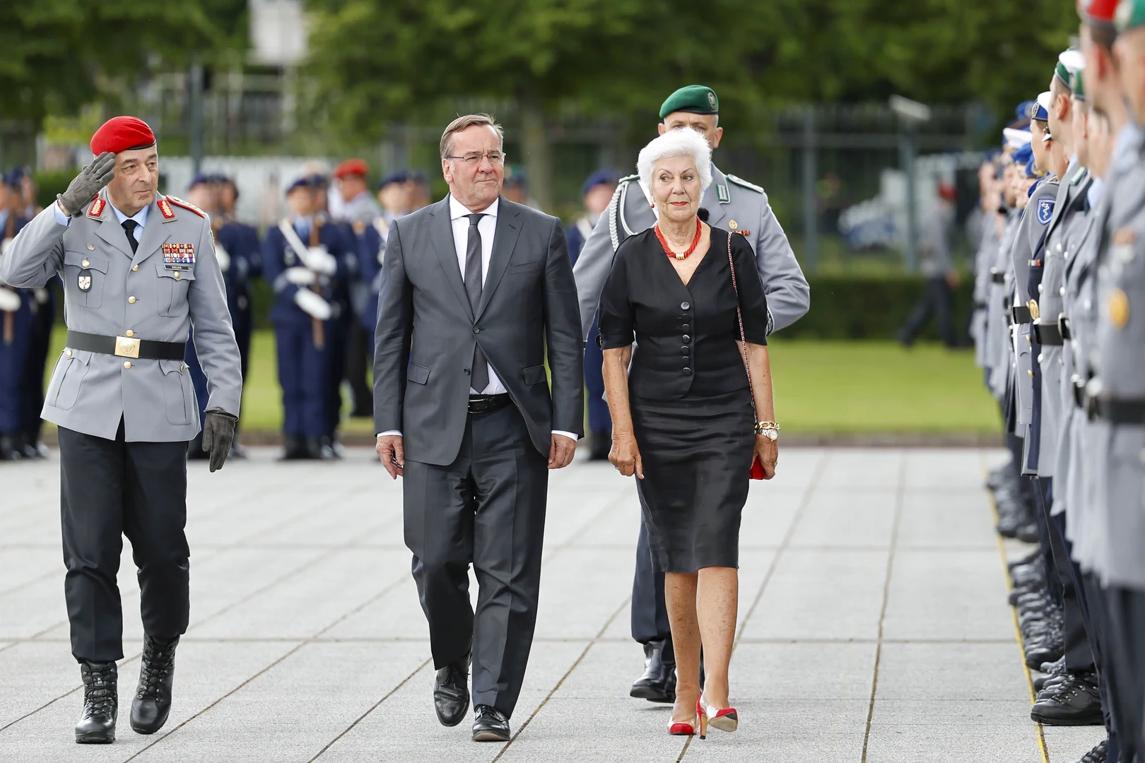 Bundesminister der Verteidigung Boris Pistorius mit Generalinspekteur Carsten Breuer und Konstanze von Schulthess-Rechberg, Tochter von Claus Schenk Graf von Stauffenberg, am 20. Juli 2023 anlässlich des feierlichen Gelöbnisses der Bundeswehr im Gedenken am deutschen Widerstand vom 20. Juli 1944.