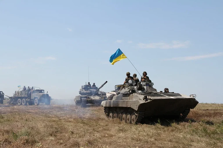 Eine Kolonne ukrainischer Militärfahrzeuge im Einsatz.