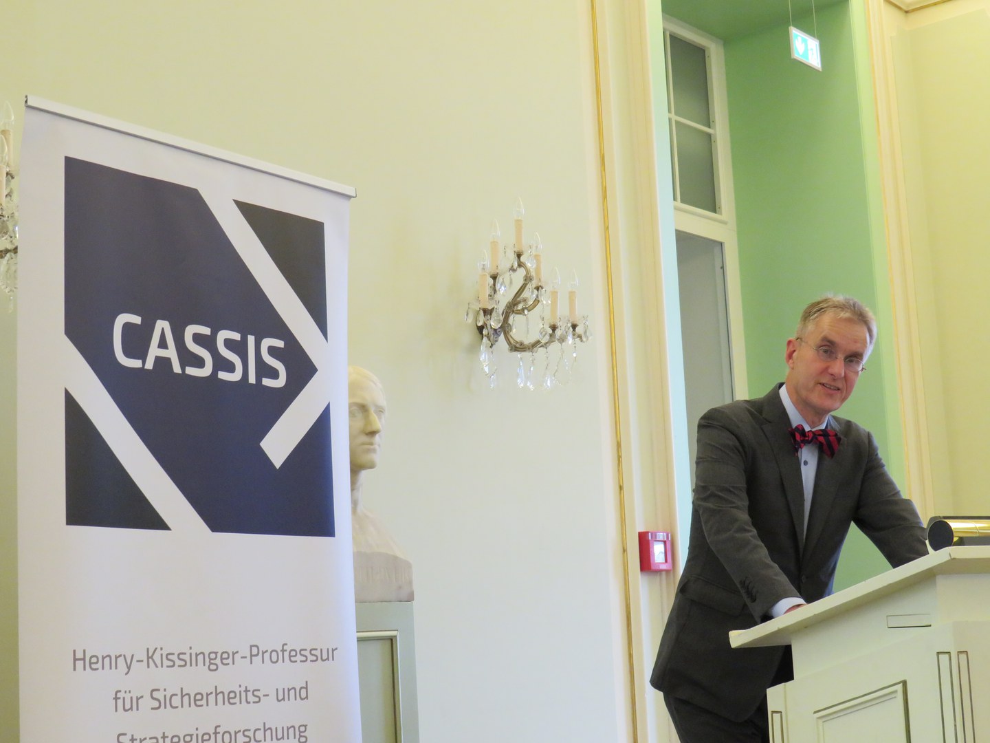Prof. Dr. Ulrich Schlie begrüßt Studierende, Dozenten und Gäste zur Eröffnungsveranstaltung