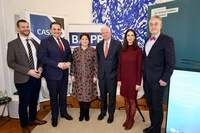 Prof. Dr. Stefan Brüggemann (links), Nathanael Liminski, Prof. Dr. Birgit Münch, Prof. Dr. Roland Koch, Dr. Mayssoun Zein Al Din, Prof. Dr. Ulrich Schlie