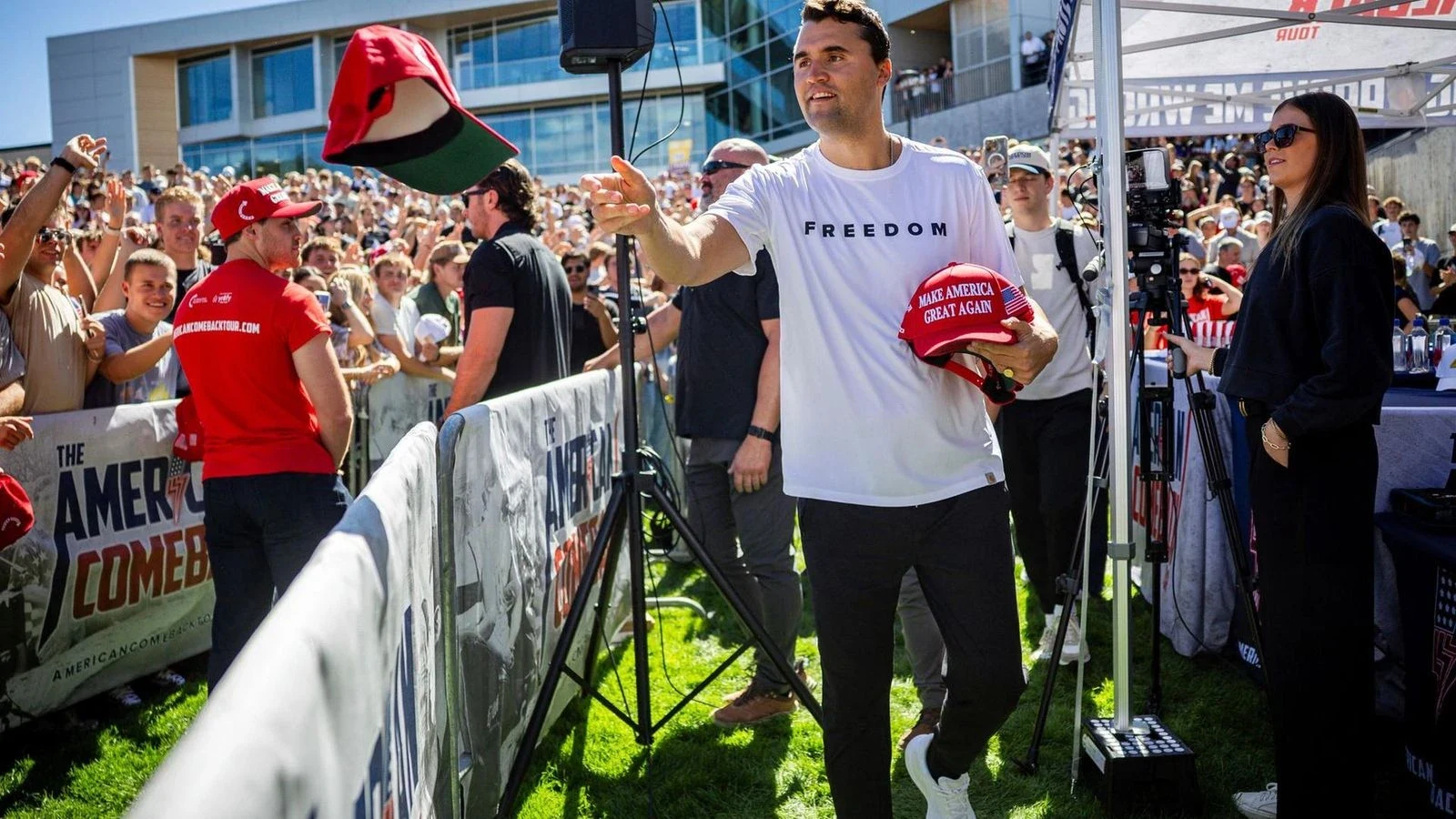 Charlie Kirk was handing out caps bearing the Trump campaign slogan “Make America Great Again” on the University of Utah campus. Moments later, he was dead—shot in the head from a distance of 142 meters.