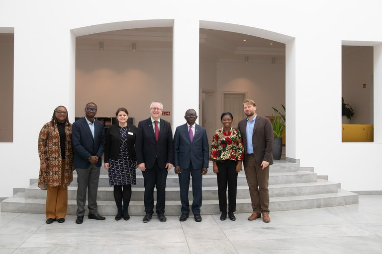 The delegation from the strategic partner university Ghana visited Bonn. - From left to right: Pascaline Songsore, Prof. Eric Osei-Assibey, Vice-Rector Birgit Ulrike Münch, Rector Michael Hoch, Prof. Felix Ankomah Asante, Prof. Mary Setrana, Junior Prof. Maximilian Mayer