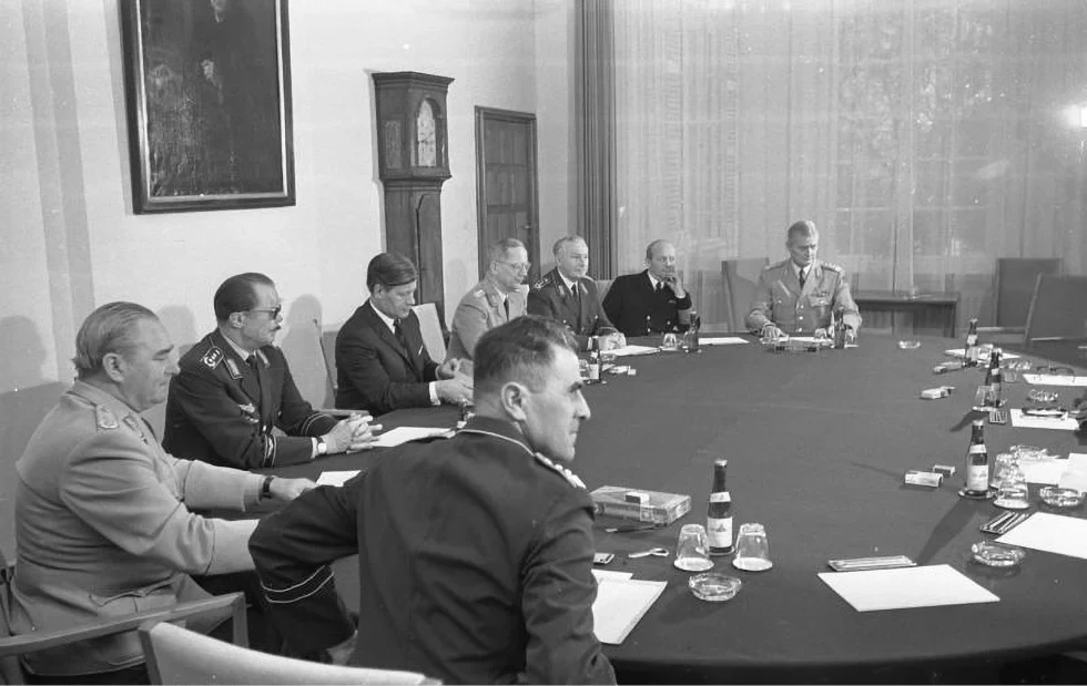 Abb. 1: Bundeskanzler Willy Brandt und Verteidigungsminister Helmut Schmidt bei einer Besprechung mit der Bundeswehrführung in Bonn am 8. Dezember 1969