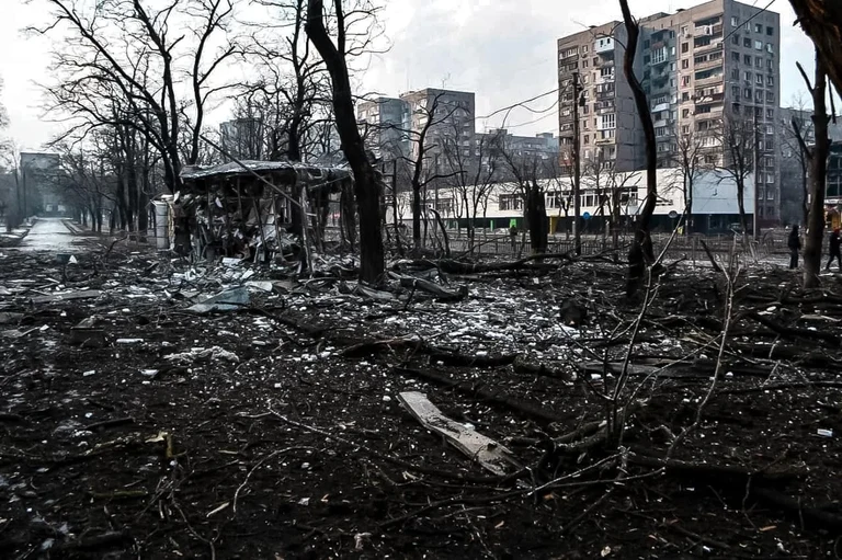 War_damages_in_Mariupol,_12_March_2022_(01).webp