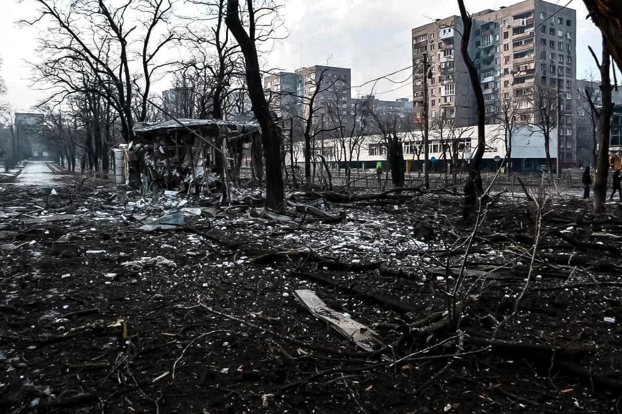 War_damages_in_Mariupol,_12_March_2022_(01).webp