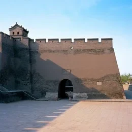 Eine Wissenschaftlerin und ein Wissenschaftler arbeiten hinter einer Glasfassade und mischen Chemikalien mit Großgeräten.