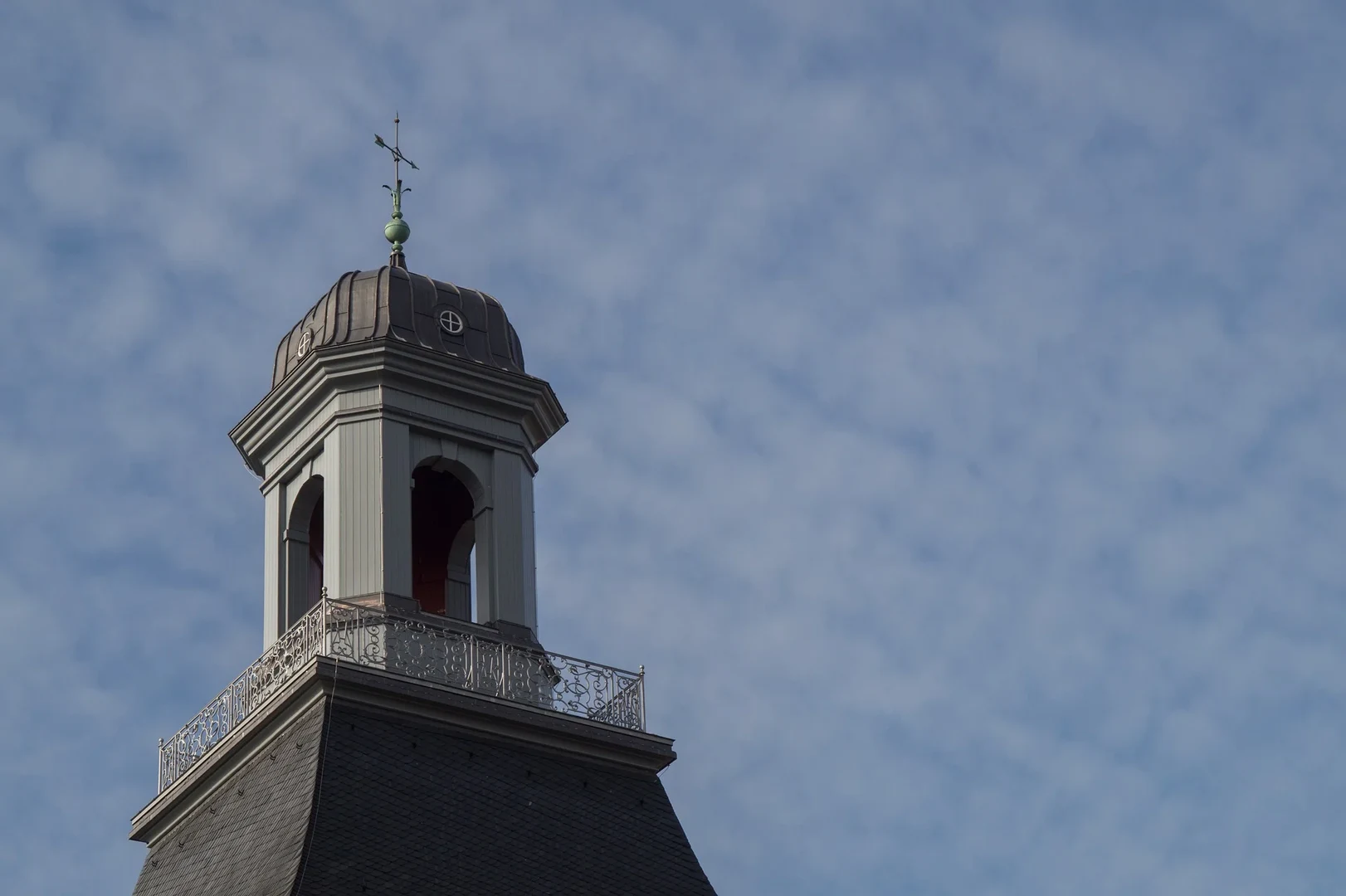 Eine Wissenschaftlerin und ein Wissenschaftler arbeiten hinter einer Glasfassade und mischen Chemikalien mit Großgeräten.
