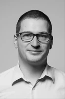 Portrait Sven Herpig schwarz weiß.jpg