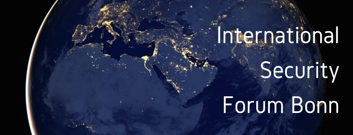 Eine Wissenschaftlerin und ein Wissenschaftler arbeiten hinter einer Glasfassade und mischen Chemikalien mit Großgeräten.